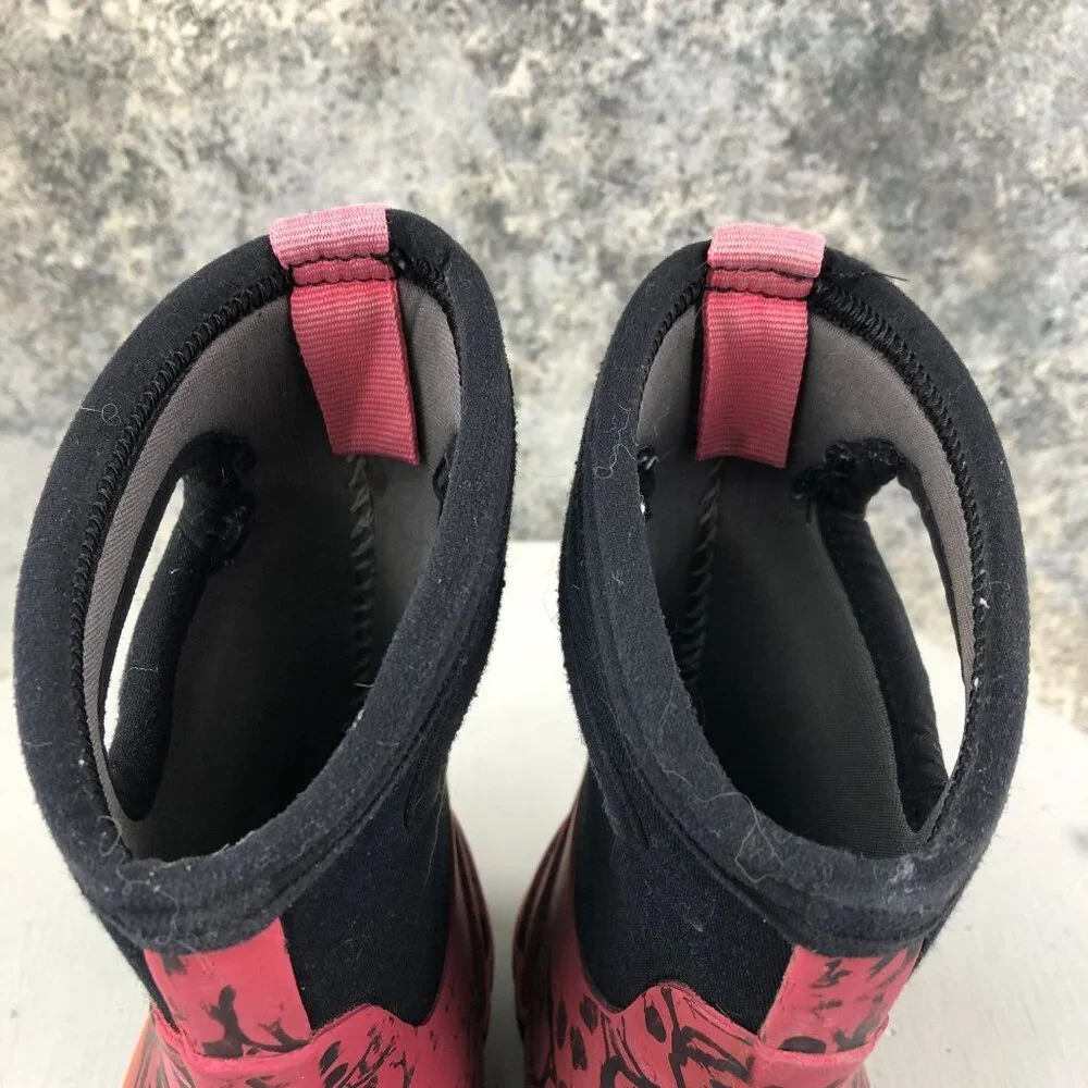 Bogs Infants Size 7 Classic Skulls Red Black Closed Toe PullOn Winter Boots FAIR